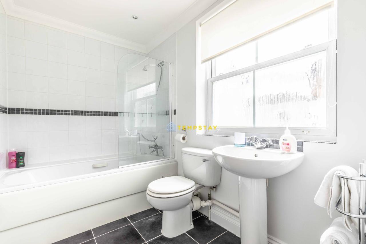 Perfect Spot In Central Windsor & Free Parking! Екстериор снимка