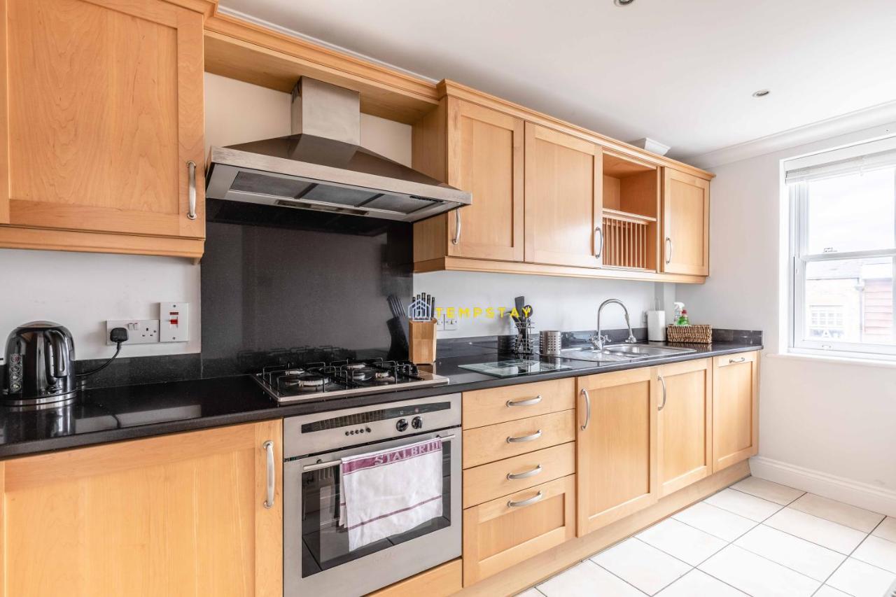 Perfect Spot In Central Windsor & Free Parking! Екстериор снимка